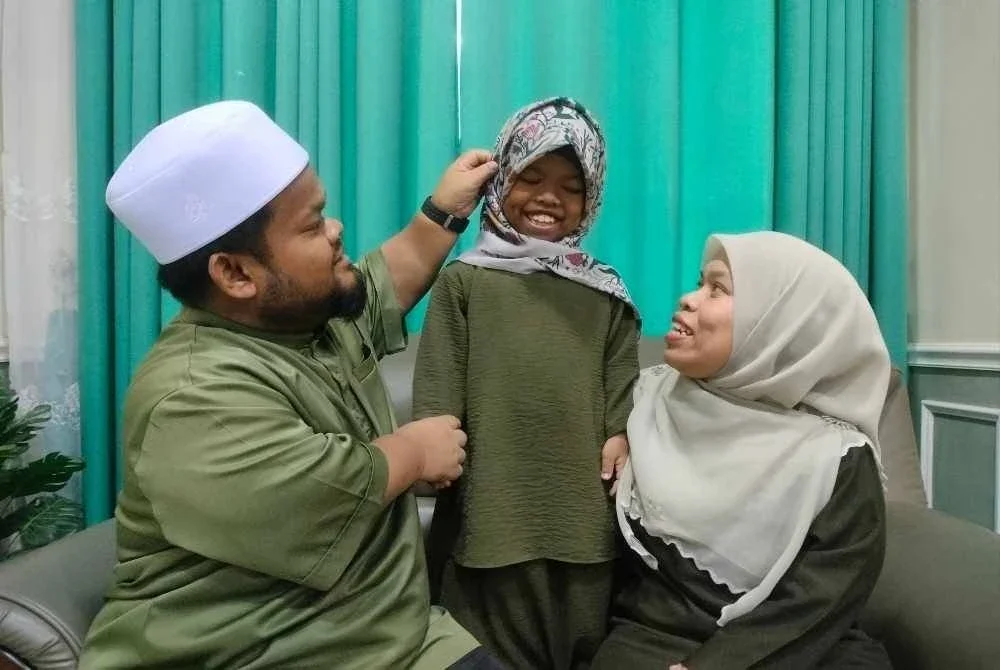 Pasangan kerdil Mohd Razif dan Nor Hazani bersyukur dengan nikmat ALLAH yang dikurniakan kepada mereka.