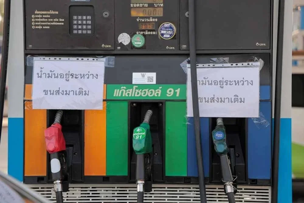 Ada dalam kalangan pelancong terutama dari Malaysia mula mengambil langkah menangguhkan perjalanan ke Thailand susulan kebimbangan terhadap kemungkinan kekurangan bekalan minyak.