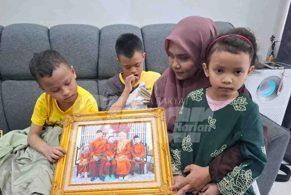 Walaupun masih dibelenggu kesedihan, Nur Aini tetap berusaha memastikan tiga anaknya, Muhammad Raqin Najmi, 14; Muhammad Rizqi Nazhan, 10; dan Nur Aqeela Rawida, 7, merasai kegembiraan baju raya baharu seperti kanak-kanak lain.
