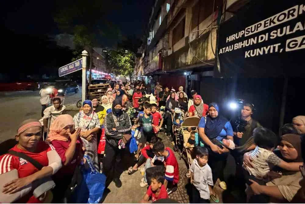 Sebahagian daripada golongan miskin bandar di sekitar Chow Kit yang menerima Madani Res-Q Pack UUM.