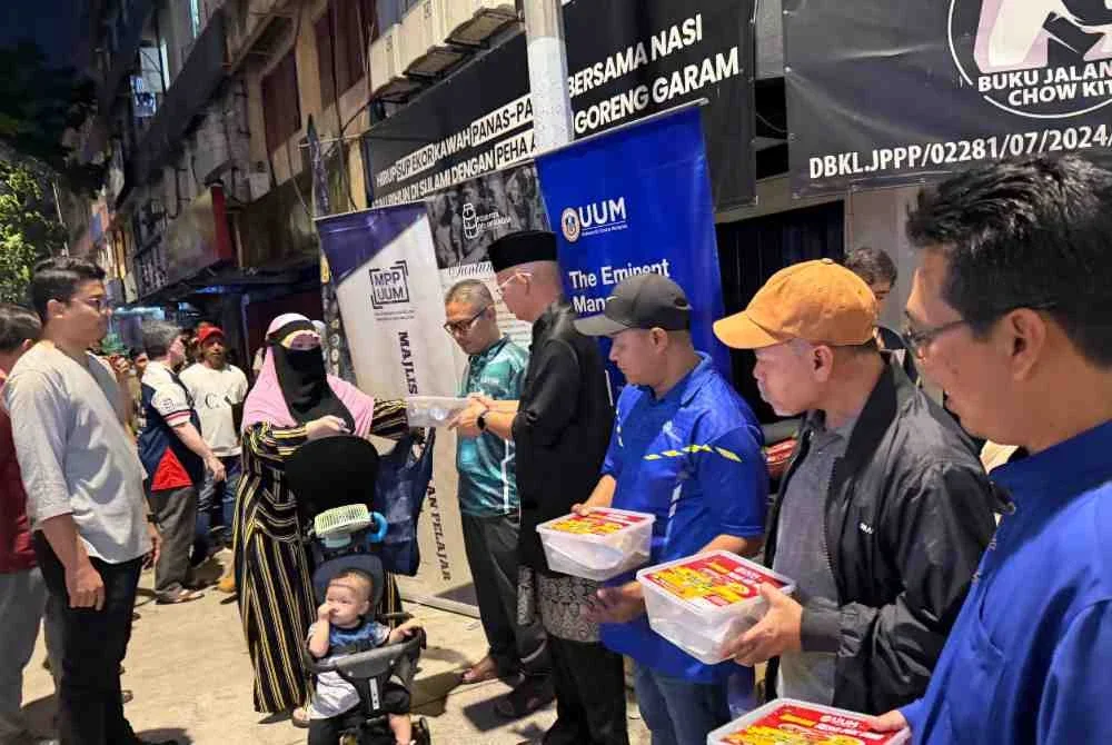 Ahmad Martadha menyerahkan Madani Res-Q Pack UUM kepada golongan miskin bandar di sekitar Chow Kit.