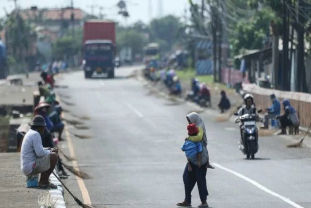 Aidilfitri: Kutip ‘duit syiling’ di jalan raya jadi tradisi