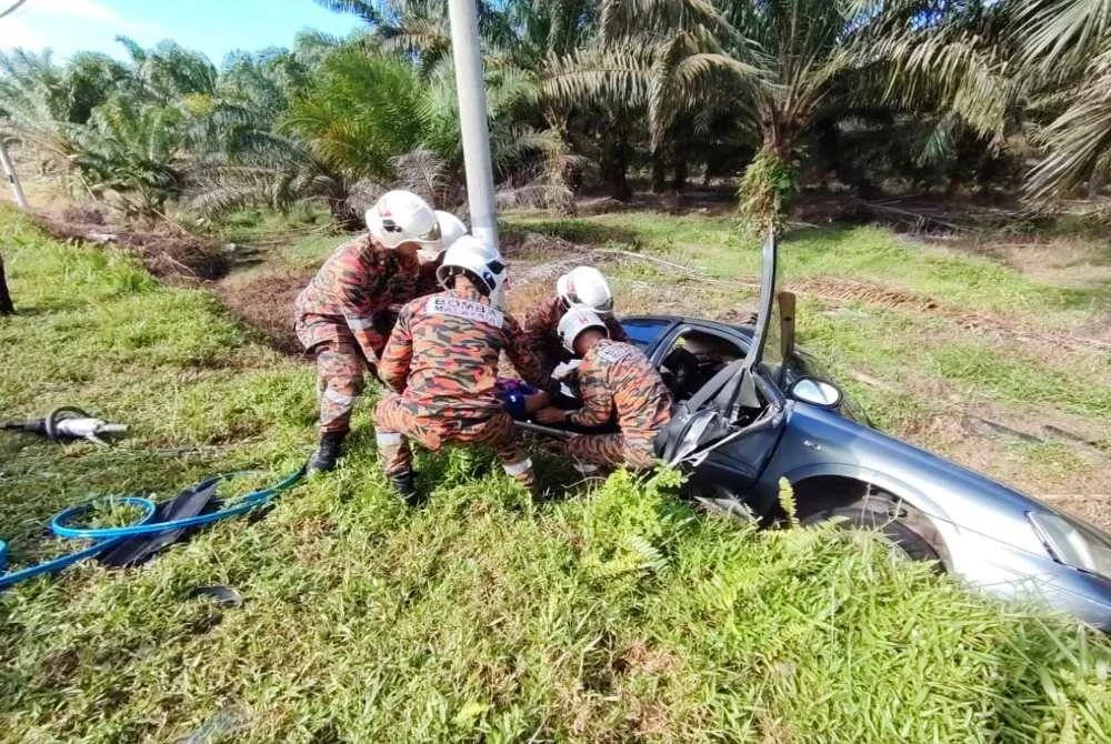Anggota bomba menjalankan operasi mengeluarkan mangsa tersepit dalam kemalangan dua kenderaan di Kota Tinggi.