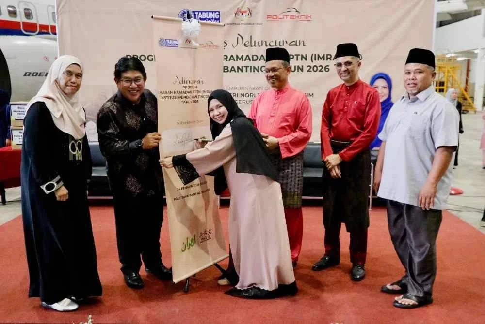 Norliza (empat dari kanan) merasmikan Program Imarah Ramadan PTPTN (IMRAN) bertempat di Politeknik Banting, Selangor.