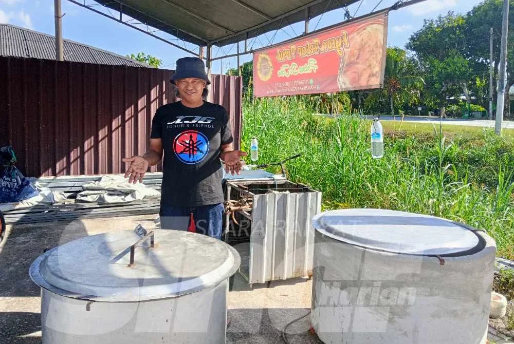 Diuji penyakit kanser tidak menghalang Khairuman menjalankan perniagaan menjual ayam periuk.