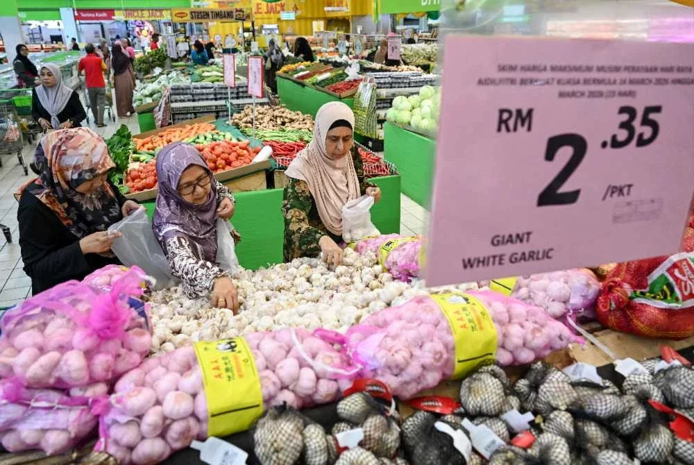 Tindakan segelintir masyarakat menyerbu pasar raya untuk membeli dalam kuantiti luar biasa hanya akan merosakkan ekosistem pasaran. Foto fail Bernama