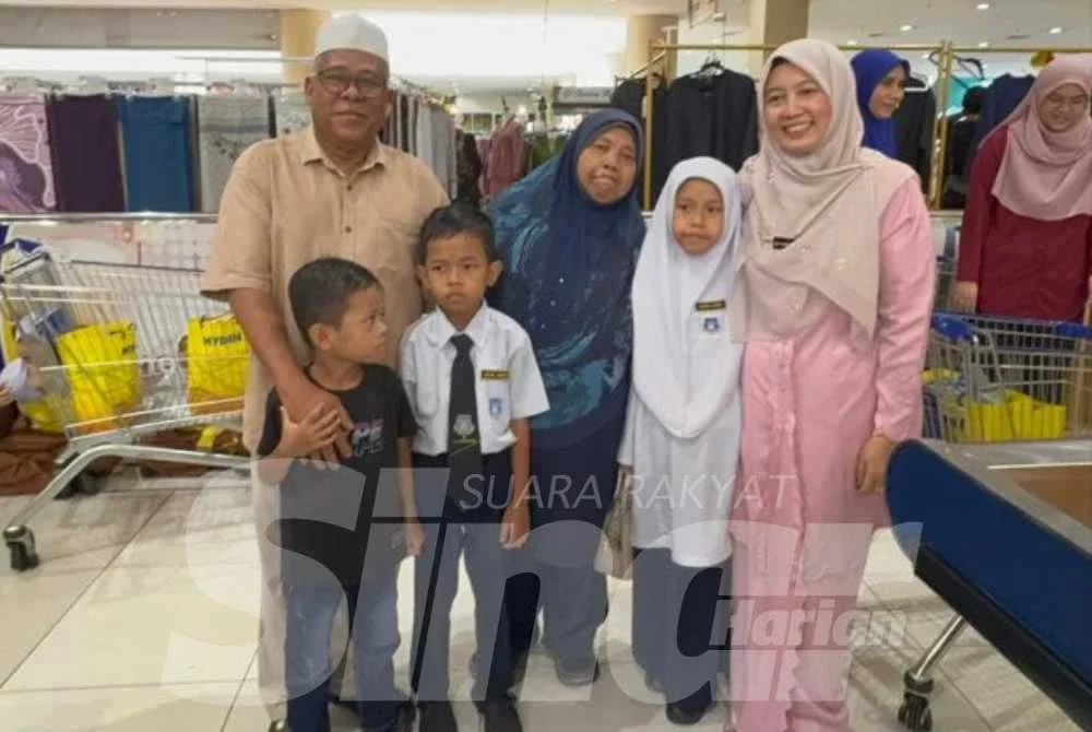Tiga beradik itu menumpang kasih datuk dan nenek mereka serta Guru Besar SK Tanjung Rambutan, Lily Hafidza Mohamad Izaha ketika ditemui di Pasar raya Besar Mydin Meru Raya baru-baru ini.