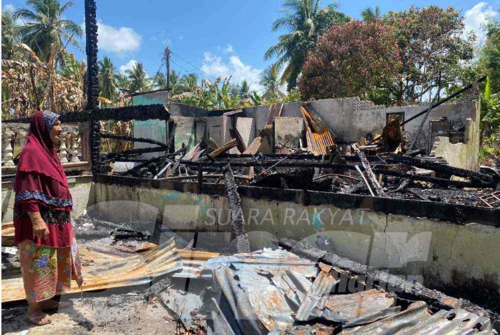 Rohani hanya mampu termenung melihat keadaan rumah yang telah diduduki bersama keluarga sejak empat dekad lalu musnah akibat kebakaran 17 Ramadan lalu.