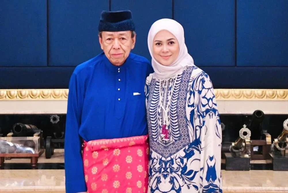Sultan Sharafuddin dan Tengku Permaisuri Norashikin menzahirkan ucapan Selamat Hari Raya Aidilfitri dan maaf zahir serta batin kepada seluruh rakyat di Selangor khususnya dan Malaysia amnya. Foto: FB Selangor Royal Office