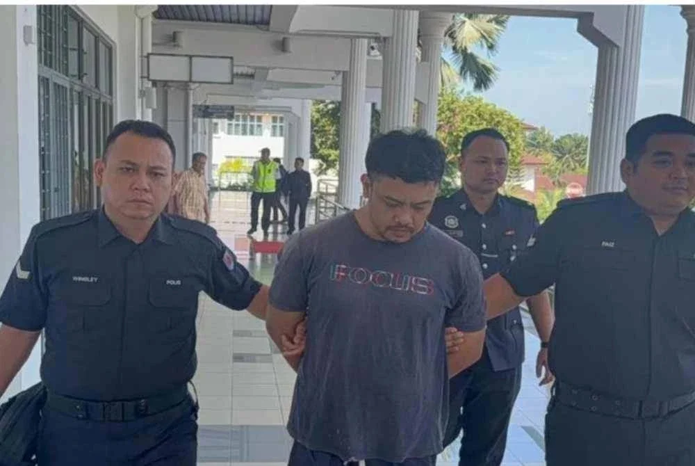 Amir Abdul Malik mengaku bersalah atas pertuduhan mencemari agama Islam dengan memuat naik rakaman dirinya memijak al-Quran, dengan niat menghina agama tersebut di Kampung Durian Daun, Masjid Tanah.
