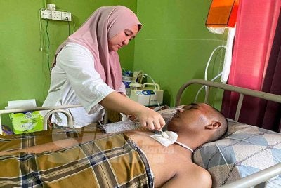 Setiap hari Rosirdawatie menghabiskan masanya dengan menguruskan suami termasuk memberi Mazrie susu lima kali sehari melalui wayar khas, dan membantu mengeluarkan kahaknya. 