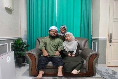 Pasangan kerdil, Mohd Razif Romle, 40, dan isterinya, Nor Hazani Zakaria, 45, bersama anak tunggal mereka, Awatif Jannah, 10.