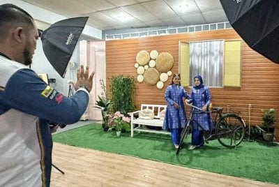 Faiz sedang mengambil gambar raya salah seorang pelanggan di studio milik di Indera Mahkota di sini. Foto Sinar Harian.