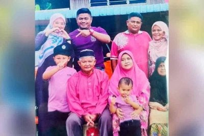Allahyarham Hamzah (duduk kiri) bergambar bersama anak dan menantu semasa Aidilfitri tahun lalu.