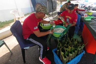 Antara kaedah pembuatan paling penting iaitu memastikan bancuhan santan dan pulut sekata untuk menghasilkan lemang yang enak dan memenuhi cita rasa pelanggan.