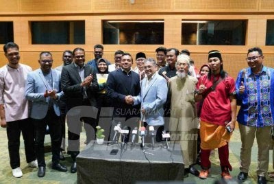 Presiden Kuil-Kuil Hindu dan Persatuan Persatuan Agama Hindu Malaysia (Mahima), Datuk N Sivakumar (empat dari kiri) bersama Presiden Persatuan Peguam Muslim Malaysia, Datuk Zainul Rijal Abu Bakar (tengah) bersalaman selepas sidang media selesai perbincangan bersama komuniti Melayu dan India dalam program Harmoni Madani di Pusat Konvensyen Antarabangsa Putrajaya (PICC). FOTO SINAR HARIAN/ ROSLI TALIB 