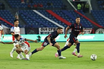 Pemain JDT, Manuel Ferderico Hidalgo Gasparini (tengah), diasak pemain PDRM Fc, Amirul Saiful Badeli (kiri), pada perlawanan Liga Super di Stadium Sultan Ibrahim pada malam Rabu. 