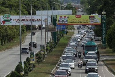 Keadaan lalu lintas semakin sesak di Jalan Gua Musang menghala ke Kota Bharu berikutan para perantau mula pulang ke kampung halaman bagi sambutan Hari Raya Aidilfitri. Foto Bernama 