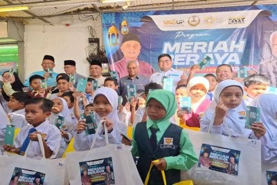 Seramai 150 pelajar dari sembilan sekolah di DUN Sungkai terpilih menerima sumbangan melalui baucar bernilai RM150 setiap seorang menerusi program Meriah Beraya Sejahtera Bersama 2026.