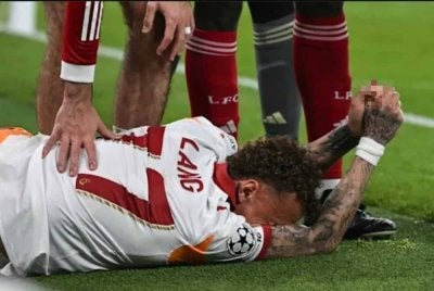 Noa Lang mengalami kecederaan serius dan terpaksa dikejarkan ke hospital. Foto Agensi