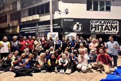 Ahmad Martadha, Muhammad Syahmi Iman dan Azizan bergambar bersama mahasiswa UUM selepas selesai menyantuni hampir 100 gelandangan serta 120 keluarga miskin bandar di sekitar Chow Kit, baru-baru ini.
