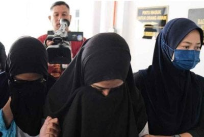 Seorang pekerja pusat asuhan atau taska didakwa di Mahkamah Majistret di sini hari ini atas pertuduhan membunuh seorang bayi lelaki berusia empat bulan, minggu lepas. Foto Bernama 