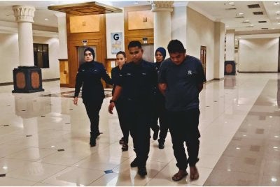 Nadyah dan Muhammad Khairul Nizam diiringi anggota polis ketika dibawa ke Mahkamah Majistret di sini untuk dituduh atas kesalahan menipu.