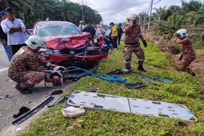 Dua maut, empat cedera dalam kemalangan membabitkan Nissan Sentra dan Proton Saga berhampiran simpang Felcra Sungai Ara, Kota Tinggi. - Foto JBPM 