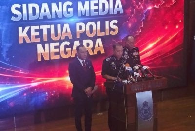 Sidang media oleh Ketua Polis Negara, Datuk Seri Mohd. Khalid Ismail (tengah).