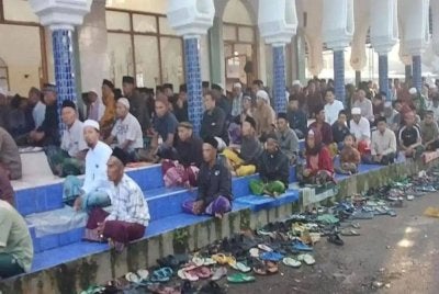 Jemaah khusyuk mendengar khutbah disampaikan di Masjid Salafiyah Syafi'iyah, Desa Suger Kidul, Kecamatan Jelbuk, Kabupaten Jember, Jawa Timur pada Khamis. - Foto Agensi