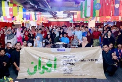 Abdul Razak (tujuh dari kiri) dan Mastura (lima dari kanan) bergambar bersama para pelajar City Universiti, Cyberjaya