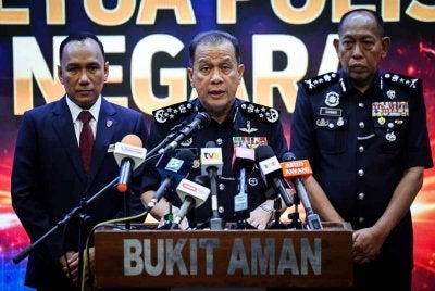Ketua Polis Negara Datuk Seri Mohd Khalid Ismail (tengah) ketika sidang media di Ibu Pejabat Polis Bukit Aman hari ini. Foto Bernama 