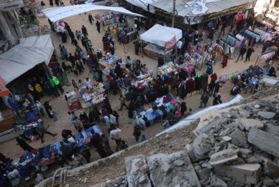 Penduduk di Khan Yunis, selatan Gaza membeli-belah untuk meraikan Aidilfitri bersama keluarga tercinta.