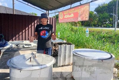 Diuji penyakit kanser tidak menghalang Khairuman menjalankan perniagaan menjual ayam periuk.