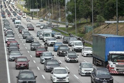 Lebuhraya Utara–Selatan mula dipenuhi kenderaan warga kota yang pulang ke kampung halaman hari ini bagi menyambut Hari Raya Aidilfitri. Foto: Bernama 
