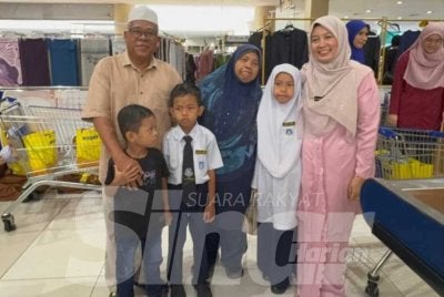 Tiga beradik itu menumpang kasih datuk dan nenek mereka serta Guru Besar SK Tanjung Rambutan, Lily Hafidza Mohamad Izaha ketika ditemui di Pasar raya Besar Mydin Meru Raya baru-baru ini.