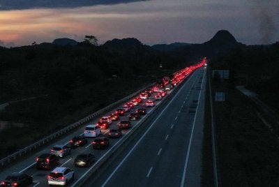 Keadaan Lalu Lintas semakin sesak di Lebuhraya Lingkaran Tengah Utama Ekspres berikutan para perantau pulang ke kampung halaman bagi menyambut Aidilfitri. Foto: Bernama 