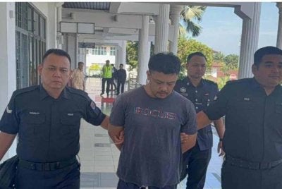 Amir Abdul Malik mengaku bersalah atas pertuduhan mencemari agama Islam dengan memuat naik rakaman dirinya memijak al-Quran, dengan niat menghina agama tersebut di Kampung Durian Daun, Masjid Tanah.