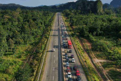 Keadaan lalu lintas di Lebuhraya Lingkaran Tengah Utama Ekspres pada Khamis berikutan para perantau pulang ke kampung halaman bagi menyambut Aidilfitri. Foto: Bernama 