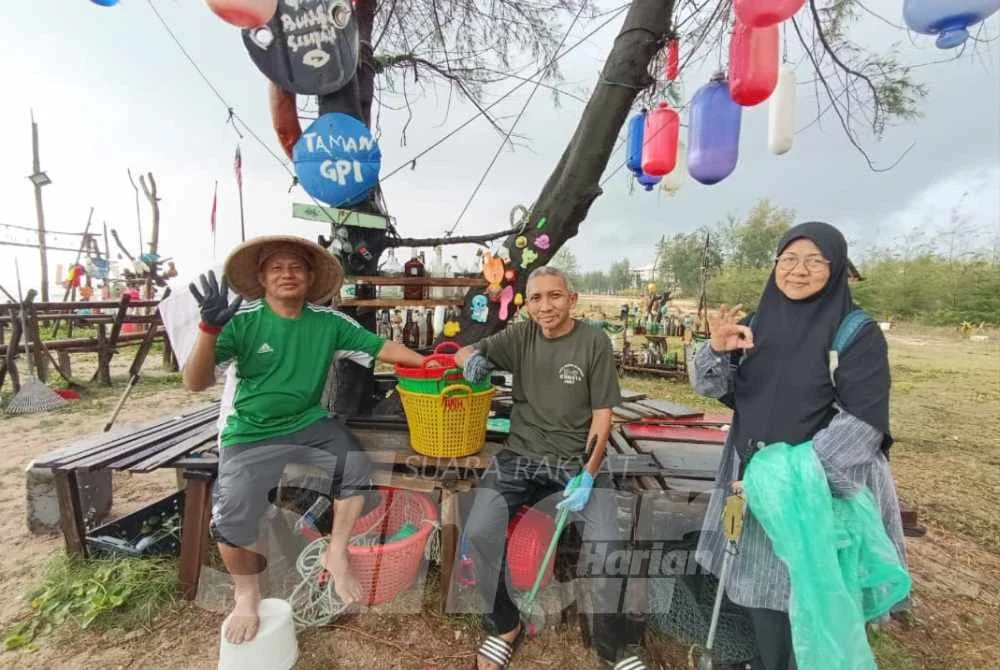 Zakaria (kiri) bersama Umbaidah (tengah) dan isteri berehat di bangku kayu yang dihasilkan menggunakan bahan terbuang di Taman GPI