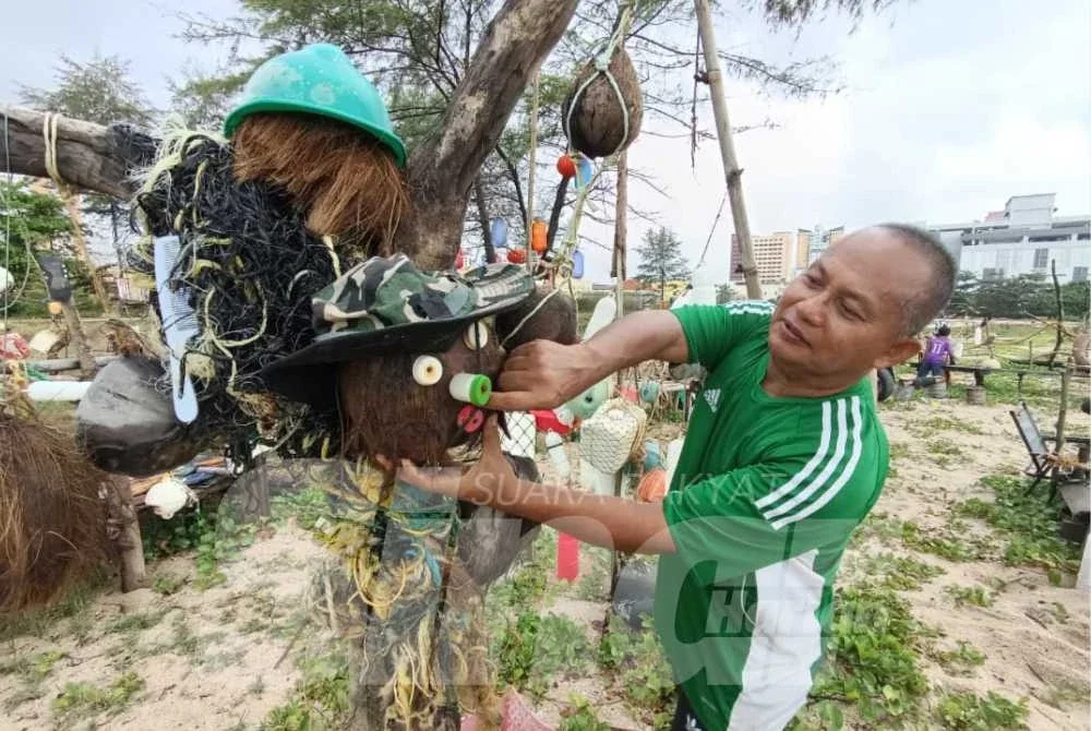 Zakaria menunjukkan antara hasil kreativiti daripada buah kelapa yang dihanyutkan ombak.