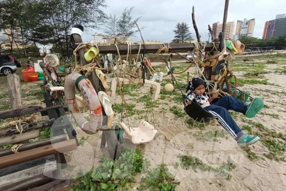 Salah seorang pengunjung cilik leka ketika bermain buaian di Taman GPI