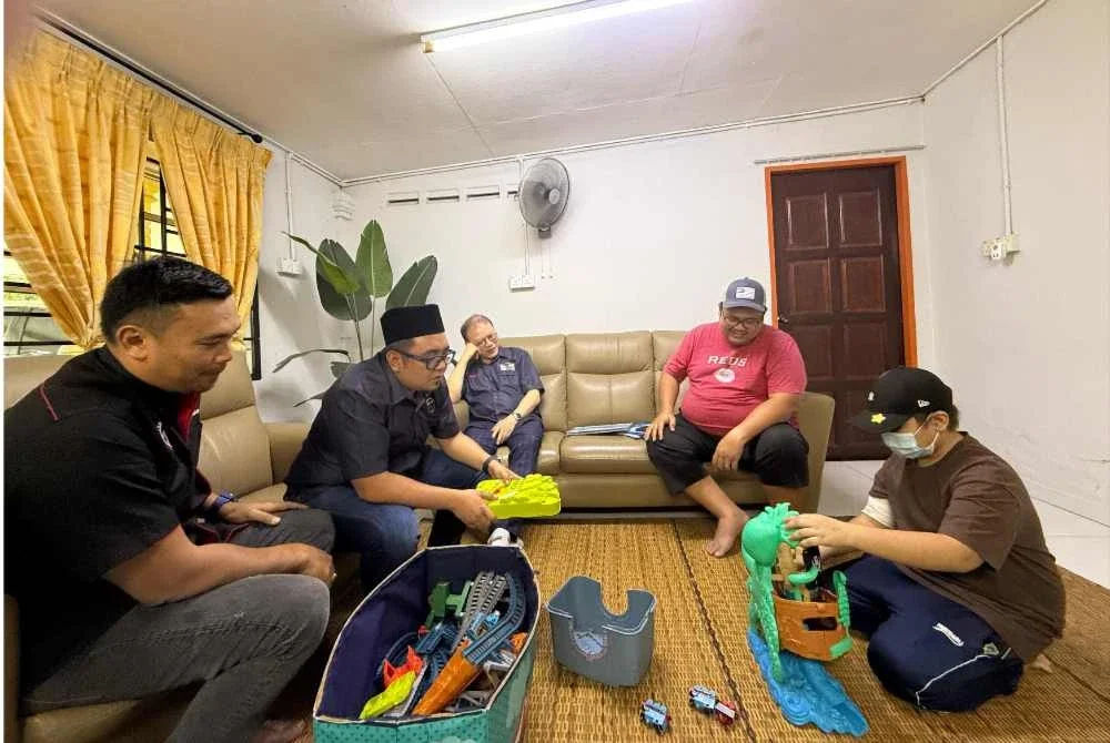 Faizal dan Isaac ketika menerima kunjungan PSBM di kediaman mereka baru-baru ini.