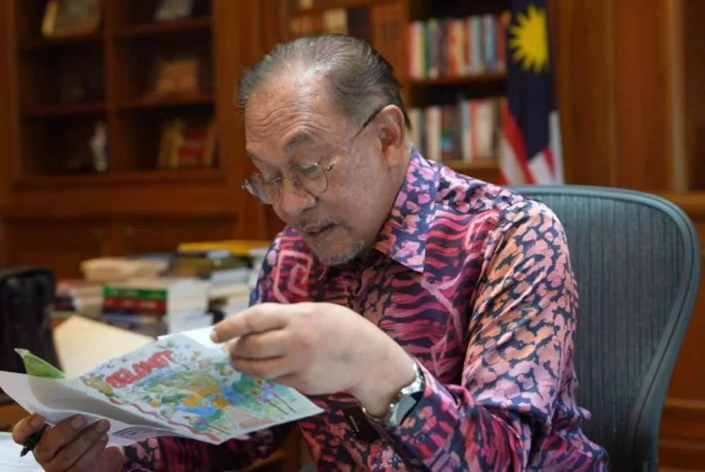 Anwar terharu akan kesungguhan murid-murid yang menghasilkan kad ucapan raya dengan begitu kreatif.