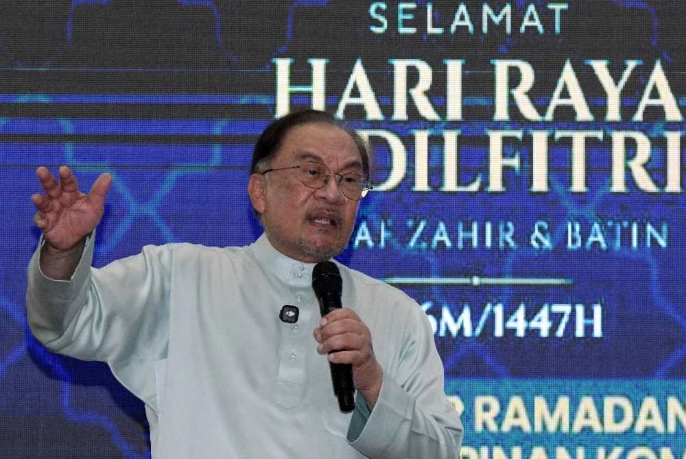 Anwar berucap pada program santai akhir Ramadan bersama pimpinan komuniti Permatang Pauh di sini pada Jumaat. Foto Bernama