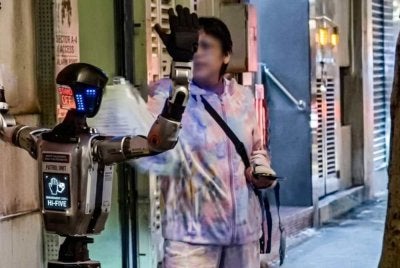 Wanita itu dipercayai terkejut selepas robot itu muncul di belakangnya. Foto Agensi