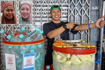 Muhammad Shamar menunjukkan gelang lesen berniaga harian DBKL. - Gambar kecil, dari kiri Anita dan Malisa