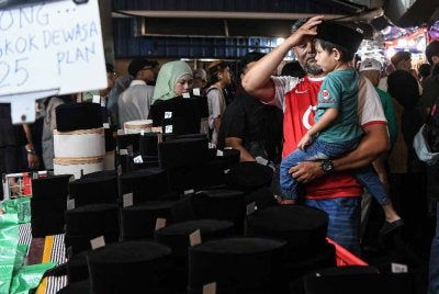 Suasana di sekitar Jalan Tuanku Abdul Rahman dilihat sesak dengan kehadiran pengunjung yang membeli-belah sebagai persiapan Hari Raya Aidilfitri ketika tinjauan di ibu kota malam tadi - Foto: Bernama