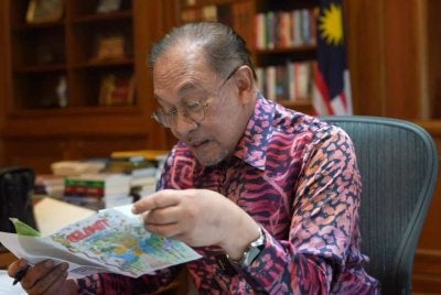 Anwar terharu akan kesungguhan murid-murid yang menghasilkan kad ucapan raya dengan begitu kreatif.
