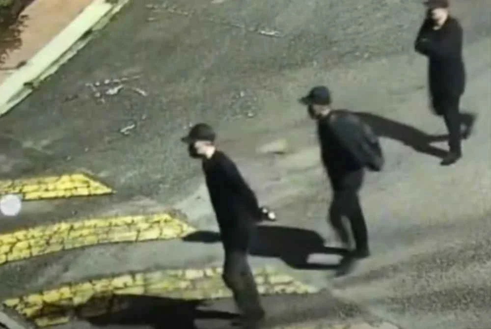 Tangkap layar rakaman CCTV penduduk yang tular memaparkan tiga lelaki disyaki melakukan jenayah pecah rumah di Seksyen 9, Shah Alam, Khamis lalu.